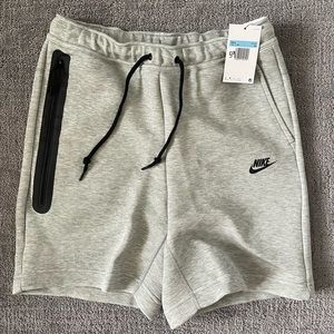 NWT Nike Sportswear Tech Fleece Men's Shorts M Medium Grey Gray New With Tags